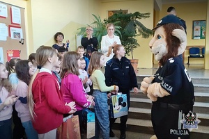 Na zdjęciu policjanci oraz uczestnicy konkursu w szkole muzycznej.