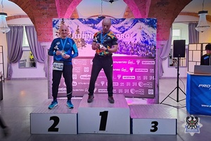 Na zdjęciu wałbrzyski policjant na podium w biegu.