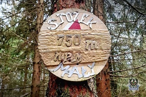 Na zdjęciu tablica na szlaku turystycznym.