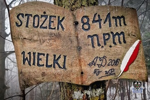 Na zdjęciu tablica na szlaku turystycznym.