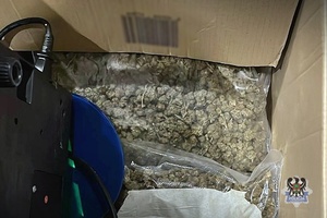 Na zdjęciu zabezpieczone przez policjantów narkotyki w postaci marihuany.