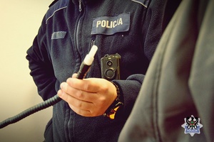 Na zdjęciu policjant sprawdza stan trzeźwości kierujacego.
