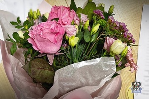 Na zdjęciu zabezpieczony przez policjantów bukiet kwiatów.