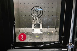 Na zdjęciu uszkodzony kwiatomat.