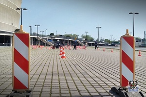 Na zdjęciu policjant podczas policyjnych zawodów motocyklowych.