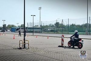 Na zdjęciu policjant podczas policyjnych zawodów motocyklowych.