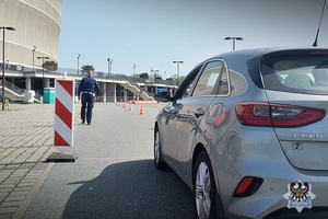 Na zdjęciu policjant podczas policyjnych zawodów motocyklowych.