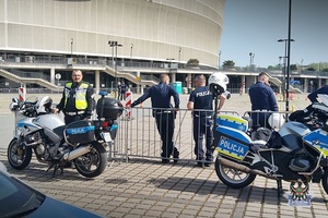 Na zdjęciu policjant podczas policyjnych zawodów motocyklowych.