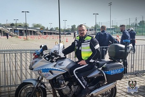 Na zdjęciu policjant podczas policyjnych zawodów motocyklowych.
