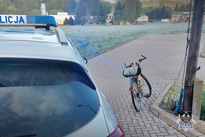 Na zdjęciu policyjny radiowóz i rower.
