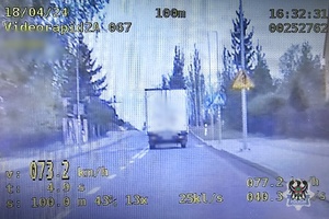 Na zdjęciu screen z zarejestrowaną prędkością samochodu dostawczego 73 km/h.