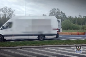 Na zdjęciu bus z niewłaściwie zabezpieczonym ładunkiem.