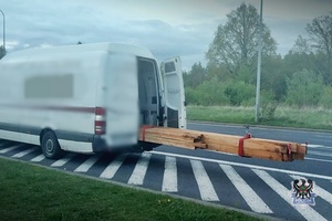 Na zdjęciu bus z niewłaściwie zabezpieczonym ładunkiem.