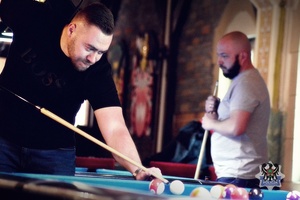 Na zdjęciu uczestnicy turnieju bilardowego.