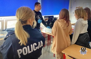 spotkanie policjanta z uczniami
