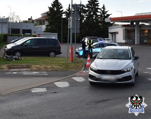 Na zdjęciu samochód osobowy i radiowóz policyjny