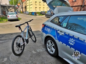 rower i radiowóz policyjny
