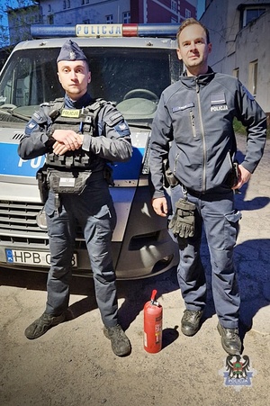 Na zdjęciu policjanci, którzy gasili pożar.