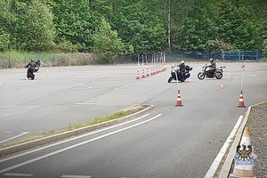 Na zdjęciu uczestnicy szkolenia motocyklowego.