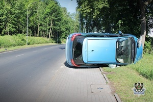 Na zdjęciu uszkodzony samochód.