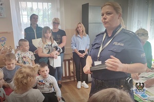 Na zdjeciu policjantka w trakcie rozmowy z dziećmi.