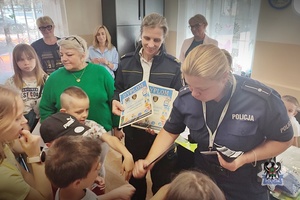 Na zdjeciu policjantka w trakcie rozmowy z dziećmi.