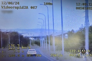 Screen z zarejestrowaną prędkością 125 km/h.