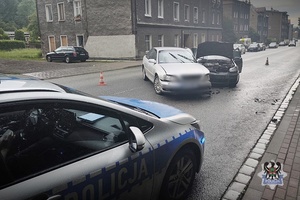 Na zdjeciu radiowóz oraz uszkodzony pojazd.