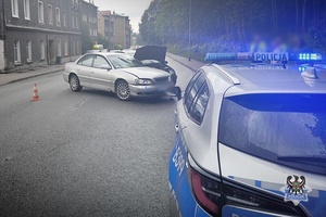 Na zdjeciu radiowóz oraz uszkodzony pojazd.