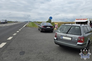 Zdjęcie przedstawia nieoznakowany radiowóz oraz samochód osobowy zatrzymany w wyniku pościgu