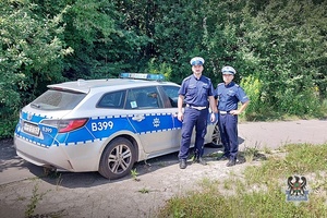 Na zdjęciu policjanci oraz radiowóz.