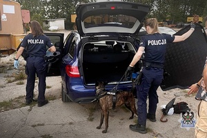 Na zdjęciu policjantki oraz pies pracujący na miejscu znalezienia narkotyków.