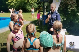 Na zdjęciu policjanci podczas pogadanki z dziećmi.