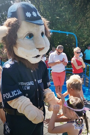 Na zdjęciu policjanci podczas pogadanki z dziećmi.