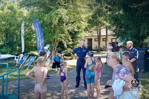 Na zdjęciu policjanci podczas pogadanki z dziećmi.