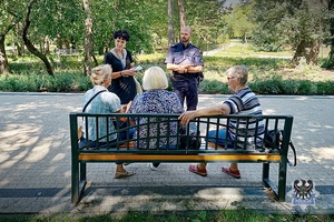 Na zdjęciu policjant oraz uczestnicy spotkania profilaktycznego.