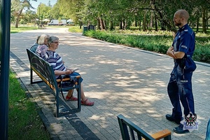 Na zdjęciu policjant oraz uczestnicy spotkania profilaktycznego.