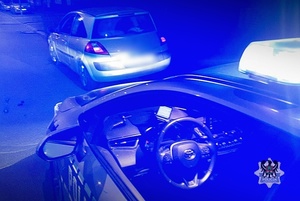 Na zdjęciu radiowóz oraz przykładowy kontrolowany samochód.