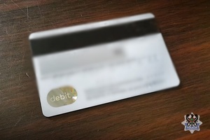 Na zdjęciu tył karty bankomatowej