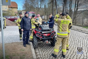 Zdjęcia przedstawiają różne sceny z akcji poszukiwawczych prowadzonych przez naszych funkcjonariuszy