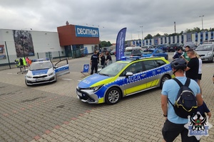Zdjęcia przedstawiają policjantów oraz radiowozy uczestniczące w pikniku dla dzieci i młodzieży