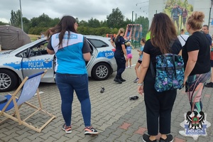 Zdjęcia przedstawiają policjantów oraz radiowozy uczestniczące w pikniku dla dzieci i młodzieży