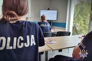 Na zdjęciu policjanci biorący udział w szkoleniu podoficerskim.