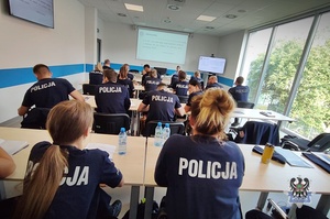 Na zdjęciu policjanci biorący udział w szkoleniu podoficerskim.