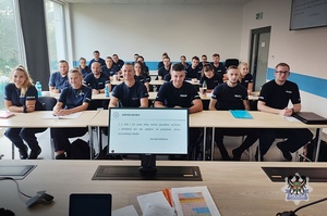 Na zdjęciu policjanci biorący udział w szkoleniu podoficerskim.