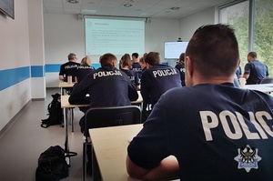 Na zdjęciu policjanci biorący udział w szkoleniu podoficerskim.