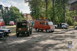 Na zdjęciu uczestnicy festynu służb mundurowych i pojazdów zabytkowych.