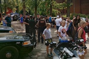 Na zdjęciu uczestnicy festynu służb mundurowych i pojazdów zabytkowych.