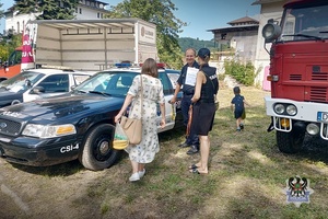Na zdjęciu uczestnicy festynu służb mundurowych i pojazdów zabytkowych.