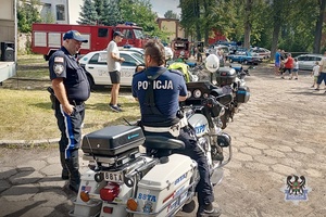 Na zdjęciu uczestnicy festynu służb mundurowych i pojazdów zabytkowych.